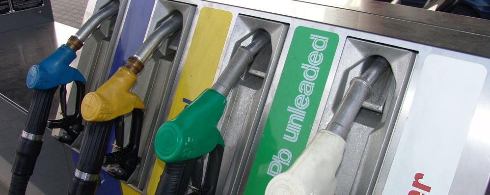 Clona le carte aziendali e fa benzina agli amici per ventimila euro