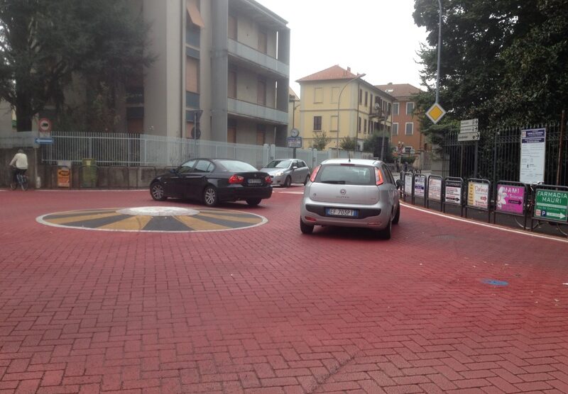 La nuova rotonda nel quartiere Milanino