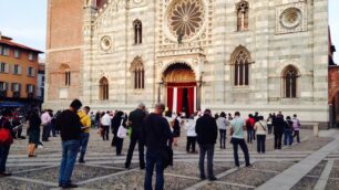 Monza - Le “Sentinelle in piedi “ in piazza duomo (Foto Radaelli)