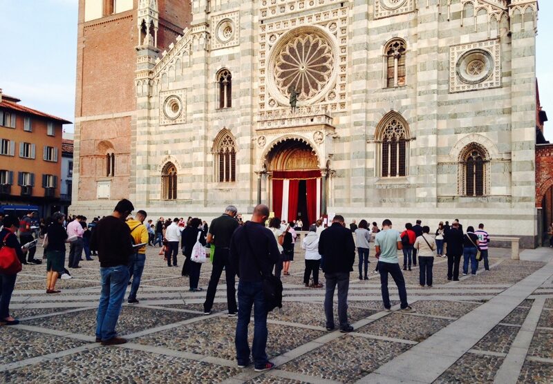 Monza - Le “Sentinelle in piedi “ in piazza duomo (Foto Radaelli)