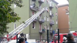 Monza: boato per fuga di gas in palazzo, ottantenne ferita