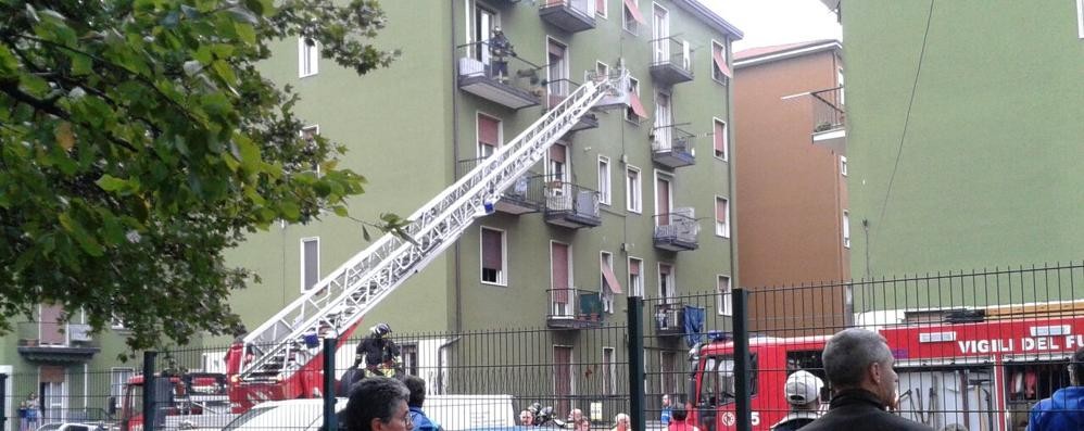 Monza: boato per fuga di gas in palazzo, ottantenne ferita