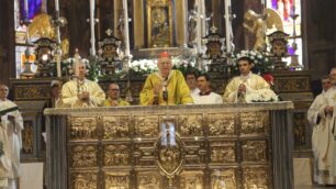 Monza -  Il cardinale Angelo Scola in duomo per la consacrazione dell'altare dopo il restauro (foto Fabrizio Radaelli)