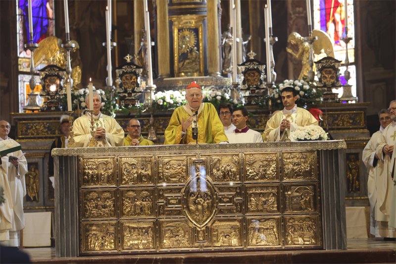 Monza -  Il cardinale Angelo Scola in duomo per la consacrazione dell'altare dopo il restauro (foto Fabrizio Radaelli)