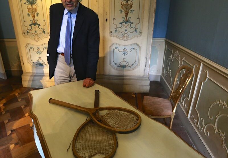 Monza: le racchette da tennis di Margherita di Savoia al primo piano nobile della Villa reale