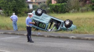 La macchina ribaltata dopo l’incidente