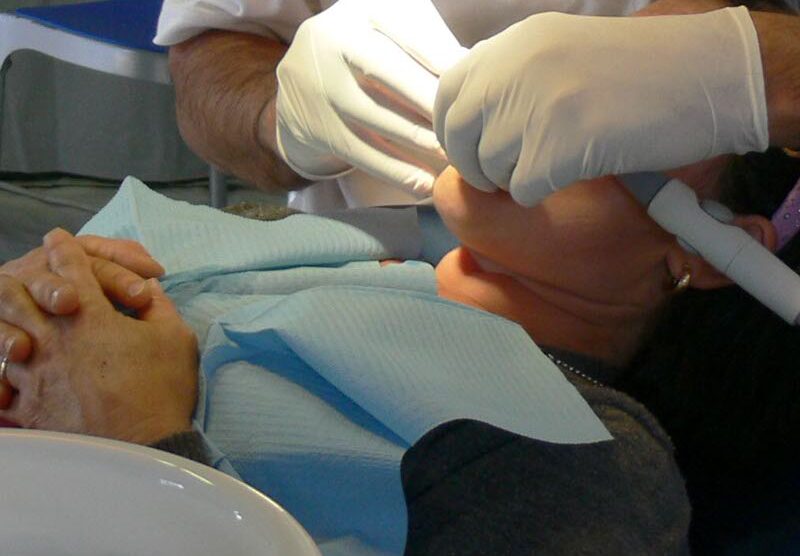 Un falso dentista ha minacciato gli ispettore dell’Asl con una mazza da baseball