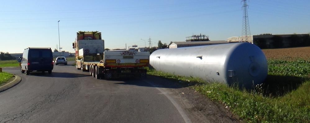 Prima un silo, poi le casse d’acqua: i camion perdono due carichi tra Varedo e Nova