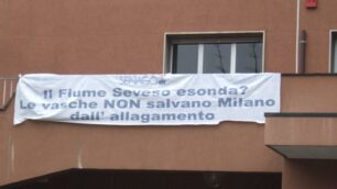 Lo striscione in municipio