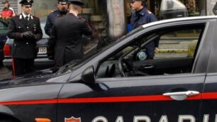 Seveso, fugge a un posto di blocco e sperona un’ambulanza