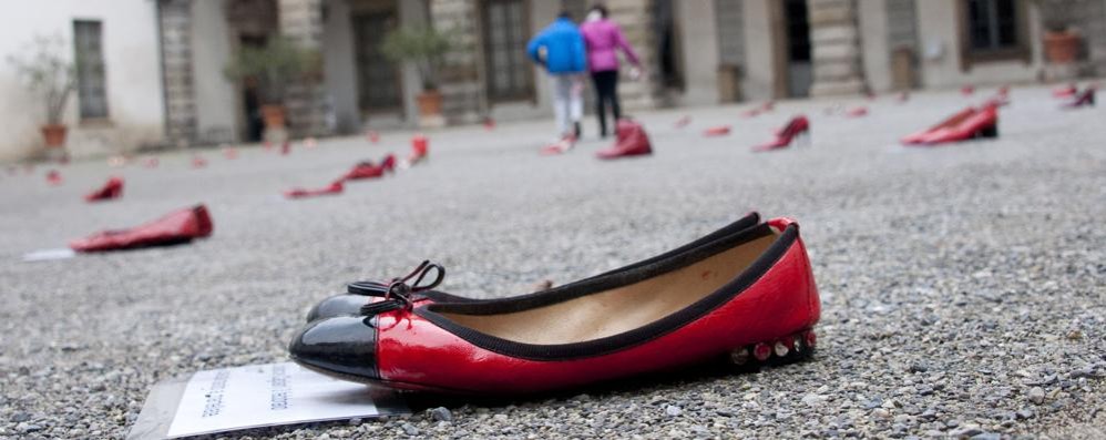 A Cesano staffetta e scarpette rosse per dire basta alla violenza