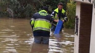 Alluvione a Biassono: onda anomala del Lambro nella notte, famiglie sfollate