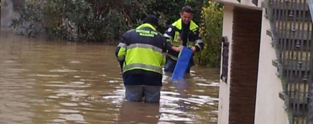 Alluvione a Biassono: onda anomala del Lambro nella notte, famiglie sfollate