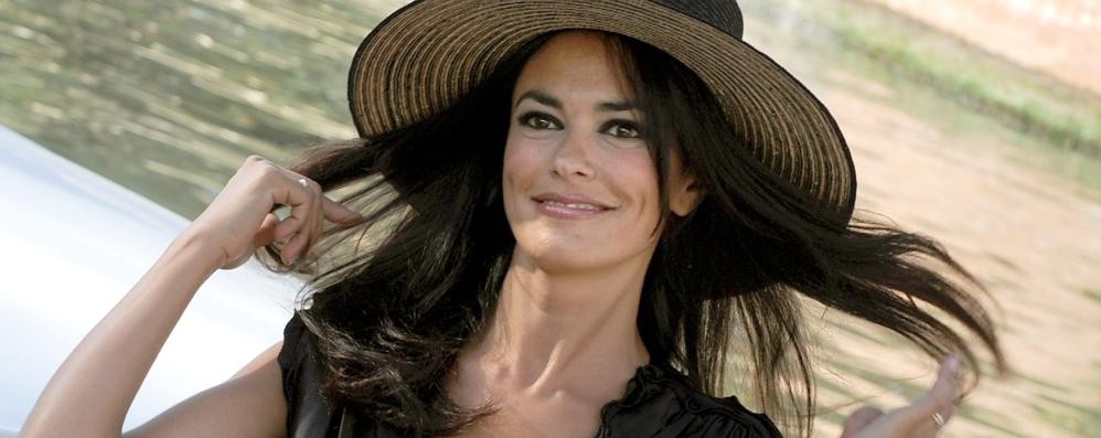 Ballando con Maria Grazia Cucinotta alla Villa reale di Monza