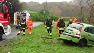 Besana Brianza, donna incastrata nell’auto finita fuori strada