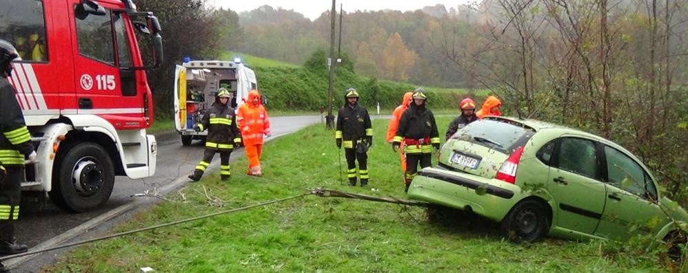 Besana Brianza, donna incastrata nell’auto finita fuori strada