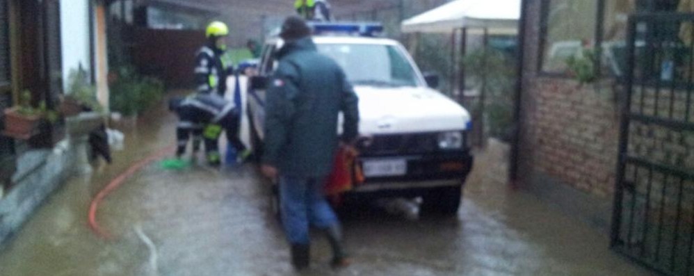 Biassono,  il Lambro esonda, ci sono sfollati. Massima allerta a Villasanta