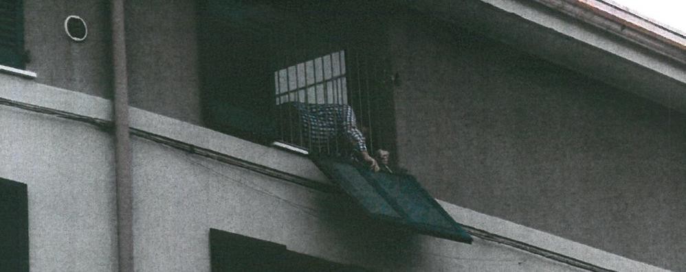 Bovisio Masciago, in bilico con una persiana «salvato» da un vigile