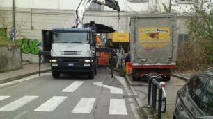 Cadono mattoni, chiuso il ponte della ferrovia di Desio