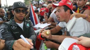 Hamilton al Rally di Monza, due giri e folla in delirio