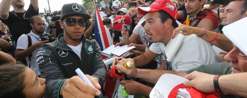 Hamilton al Rally di Monza, due giri e folla in delirio