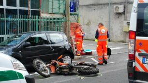 Lissone, in moto contro auto in sosta, due ragazzi in ospedale