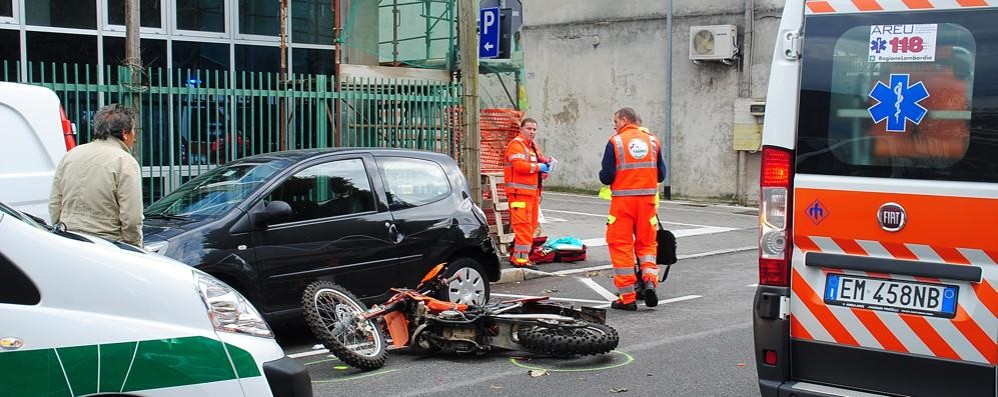 Lissone, in moto contro auto in sosta, due ragazzi in ospedale