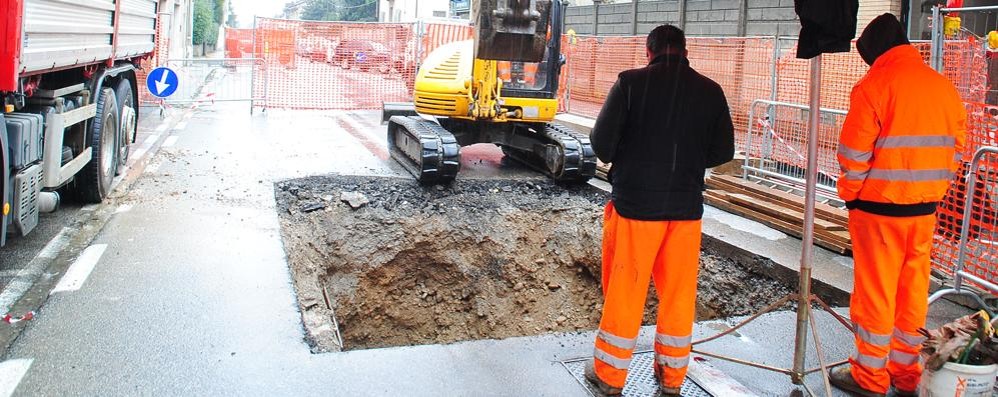 Lissone, troppa pioggia: si apre una voragine in via Monza