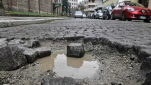 Monza: automobilisti, occhio alle super buche di via Magenta