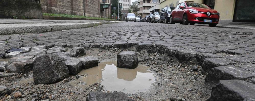 Monza: automobilisti, occhio alle super buche di via Magenta