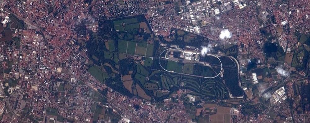 Monza finisce in orbita. O il contrario, dipende dai punti di vista