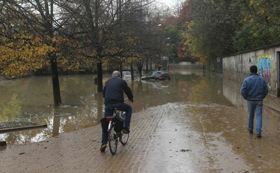 Monza, il Lambro scende: al parcheggio delle Grazie spuntano due auto