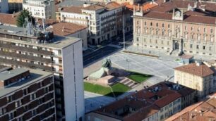 Monza, ladri acrobati in fuga sui tetti dell’ex Upim