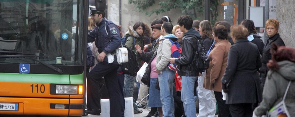 Monza: Ratti e amianto nel deposito dei bus, esposto contro Net