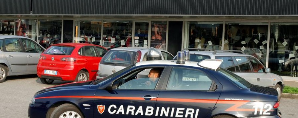 Monza: tentano di rubare vestiti in centro, denunciati