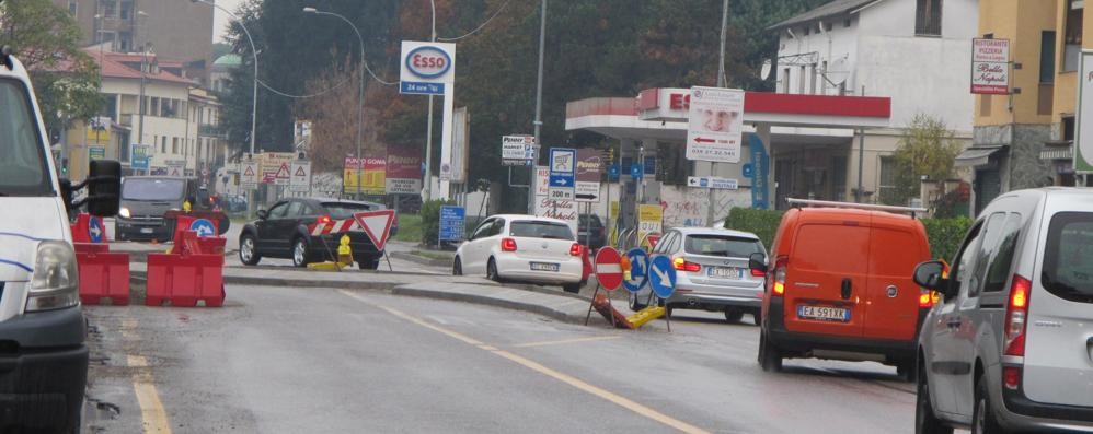 Muggiò, quella rotonda non piace proprio agli automobilisti