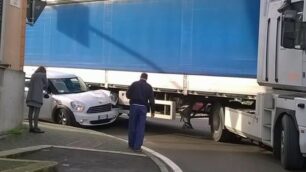 Seveso, il gigante e la formica: l’autotreno schiaccia la Mini