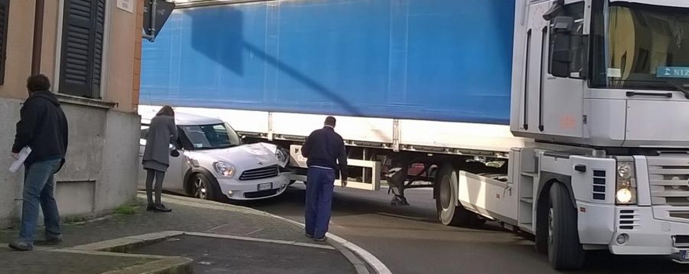 Seveso, il gigante e la formica: l’autotreno schiaccia la Mini