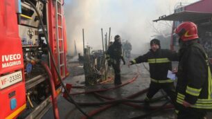 Esplode una baracca a Monza, sei persone salve per miracolo