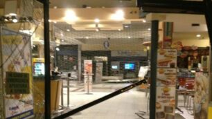 Furti con “auto ariete” nei centri commerciali, sgominata una banda