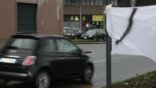 Lenzuola bianche listate a lutto a Seregno: la protesta degli imprenditori contro le tasse