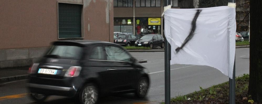 Lenzuola bianche listate a lutto a Seregno: la protesta degli imprenditori contro le tasse