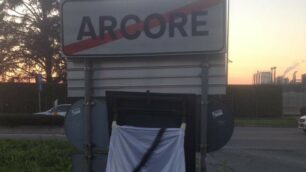 Lenzuola listate a lutto, protesta degli artigiani a Lesmo e Arcore