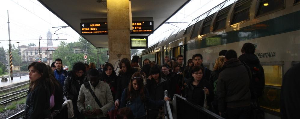 Metrò bloccato a Milano, mattinata nera per i pendolari