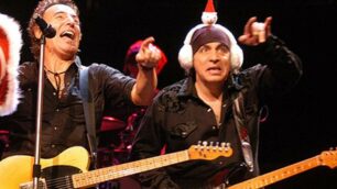 “Oh, oh, oh”. Buone feste  da Santa Claus e dal suo aiutante rock