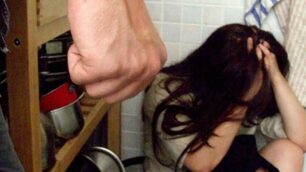 Picchia l’ex moglie e la rinchiude in cantina: arrestato a Cesano