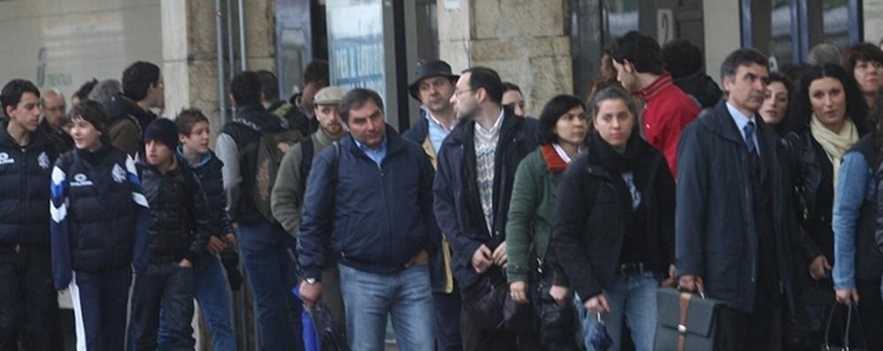 Ritardi di un’ora e treni soppressi per Monza, Lecco, Bergamo e Sondrio