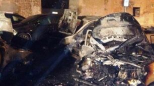 Rogo nella notte a Seregno: distrutte quattro auto, danni ad altre sei