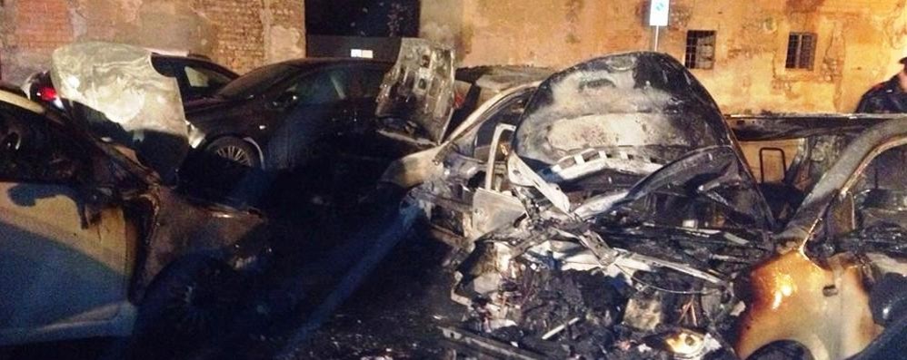 Rogo nella notte a Seregno: distrutte quattro auto, danni ad altre sei