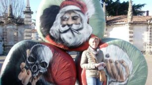 Un Babbo Natale con spinello e teschio inquieta Cesano Maderno